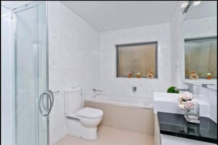 Photo of property in 98 Tiriwa Drive, Massey, Auckland, 0614