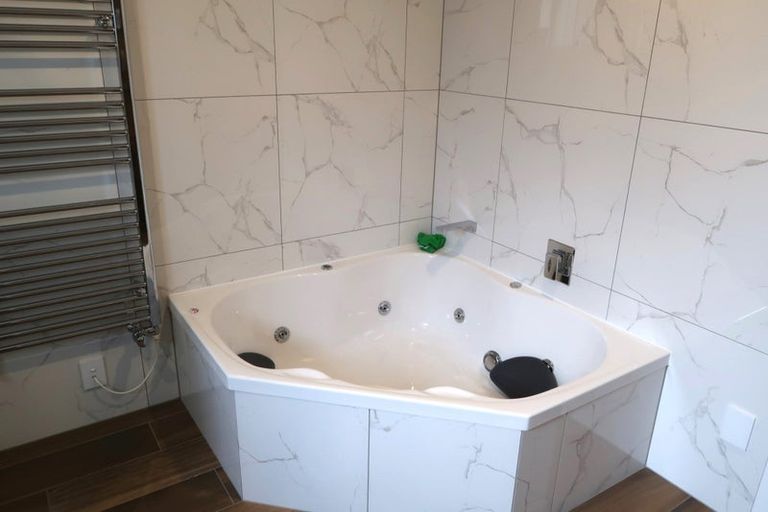 Photo of property in 11 Cromwell Point, Newlands, Wellington, 6037