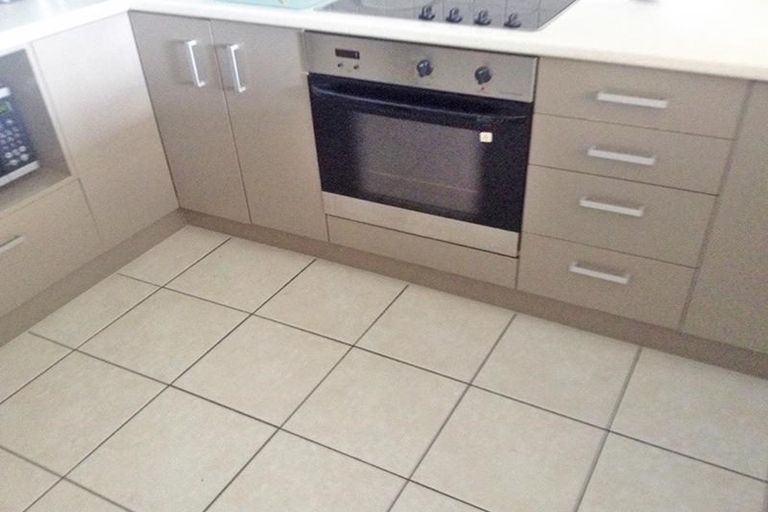 Photo of property in 9b Clearwater Cove, West Harbour, Auckland, 0618