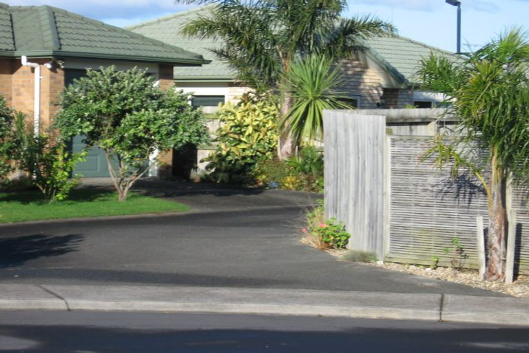 Photo of property in 18 Francis Skinner Place, Orewa, 0931