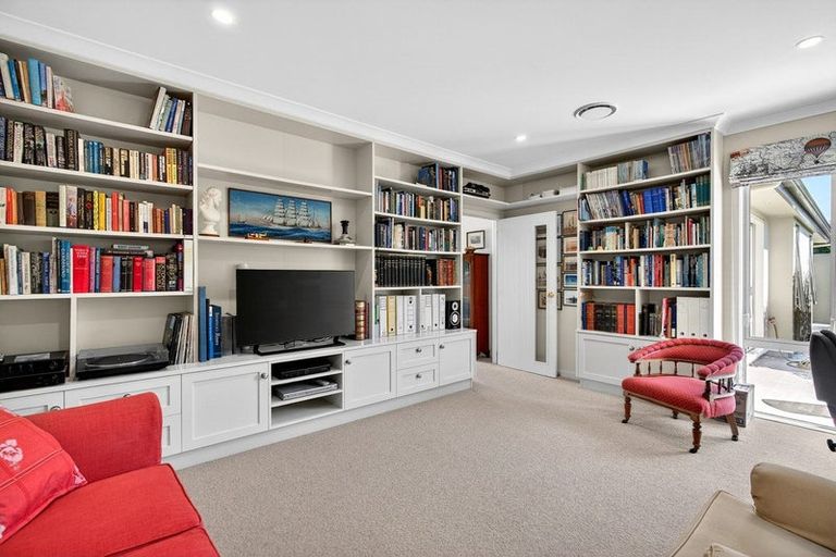 Photo of property in 10 Fairway Drive, Martinborough, 5711