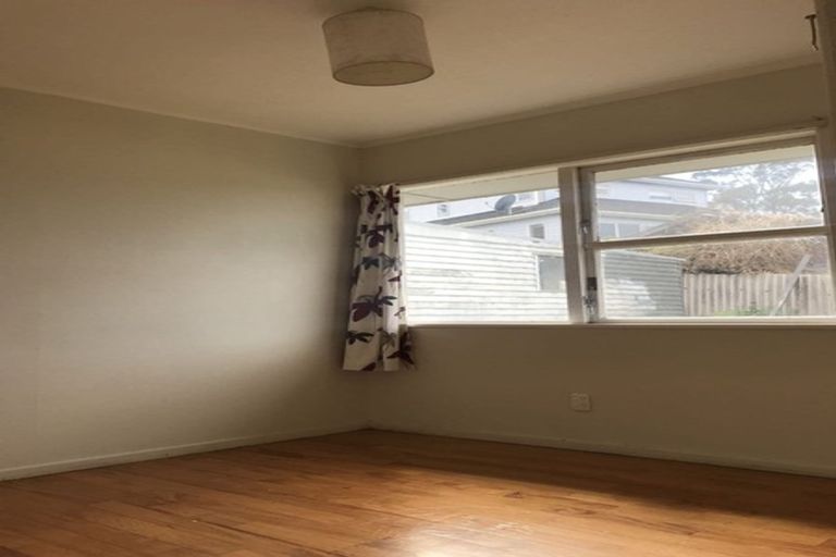 Photo of property in 71 Chivalry Road, Glenfield, Auckland, 0629