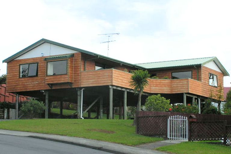 Photo of property in 17 Raelene Place, Massey, Auckland, 0614