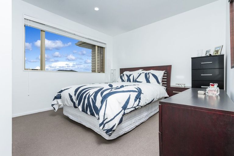 Photo of property in 5 Corricvale Way, Northcross, Auckland, 0632