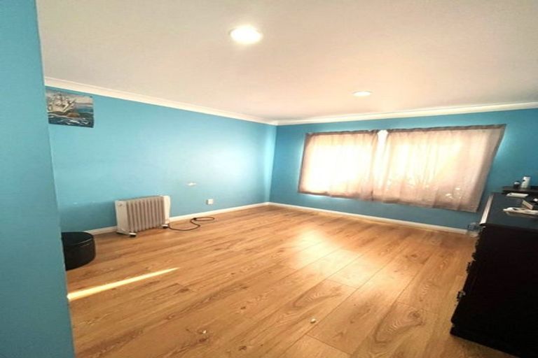 Photo of property in 10 Glenveagh Park Drive, Weymouth, Auckland, 2103