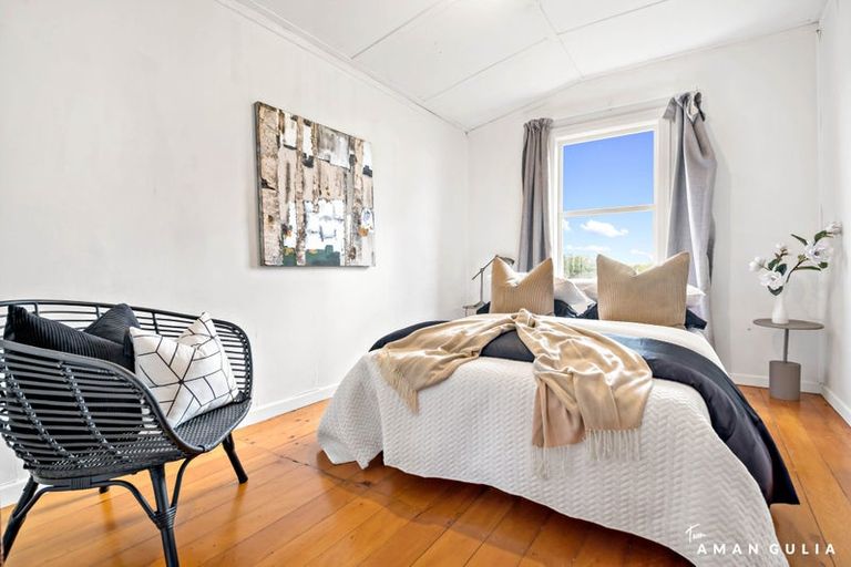 Photo of property in 129 Sunnyside Road, Sunnyvale, Auckland, 0612