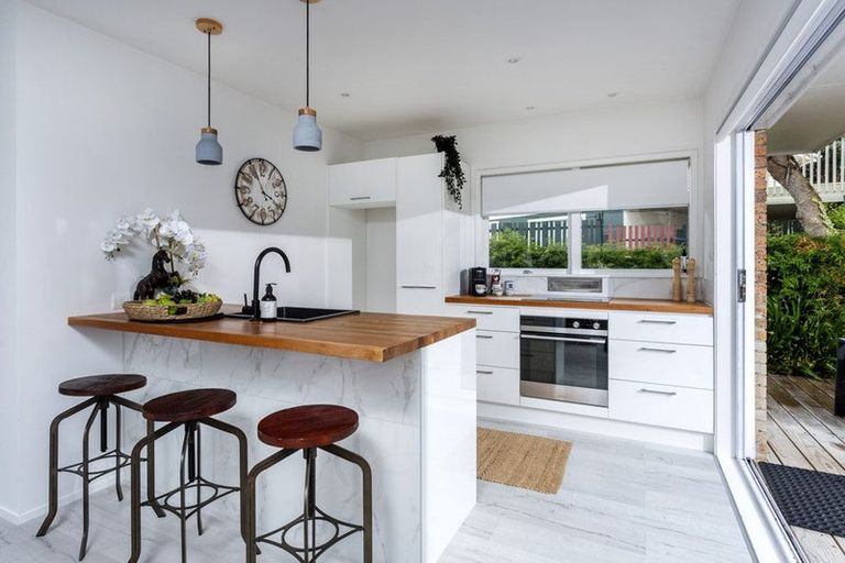 Photo of property in 2/40a Blakeborough Drive, Forrest Hill, Auckland, 0620