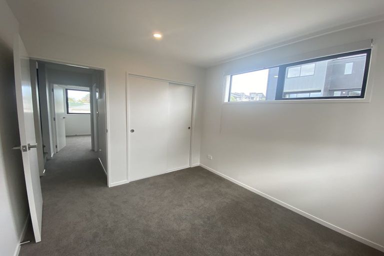 Photo of property in 3/8 Chivalry Road, Glenfield, Auckland, 0629