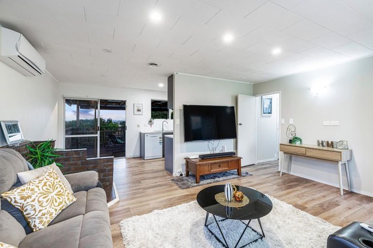 Photo of property in 12 Raelene Place, Massey, Auckland, 0614