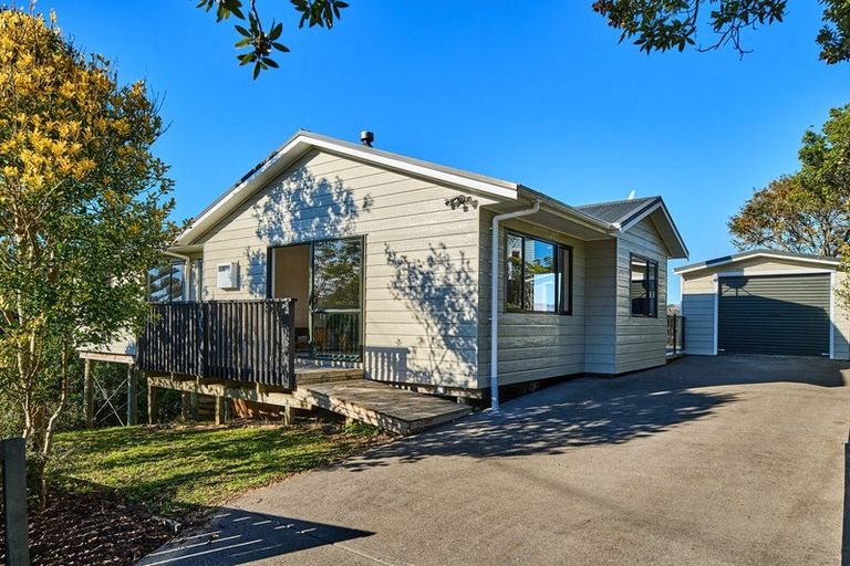 Photo of property in 3 Makora Grove, Paremata, Porirua, 5024