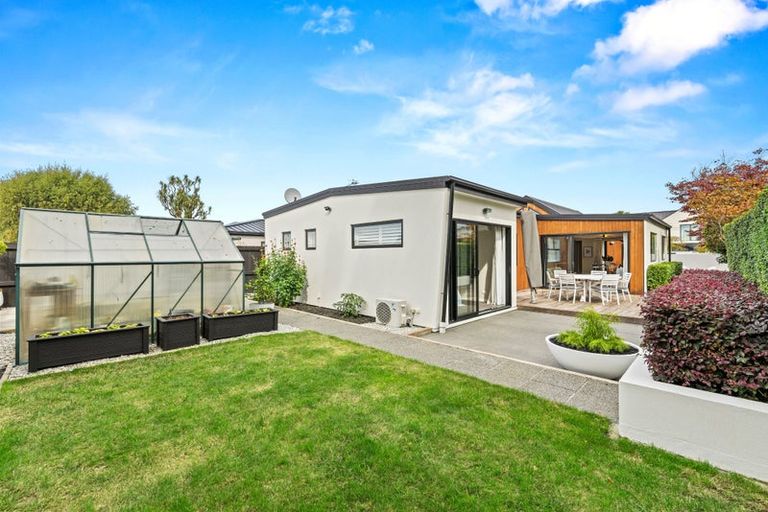 Photo of property in 15 Saint Andrews Square, Strowan, Christchurch, 8052