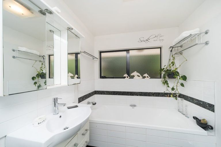 Photo of property in 49 Schnell Drive, Kelvin Grove, Palmerston North, 4414