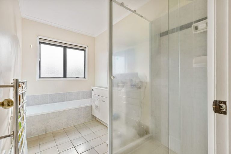 Photo of property in 12 Roy Maloney Drive, Henderson, Auckland, 0612