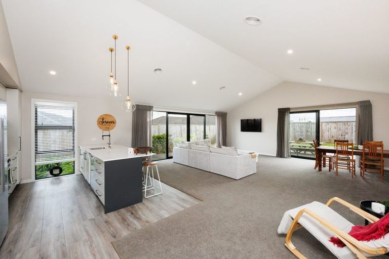 Photo of property in 4 Sardinia Grove, Fitzherbert, Palmerston North, 4410