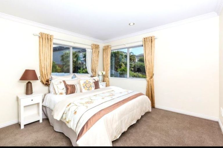 Photo of property in 12 Catlins Place, Fairview Heights, Auckland, 0632