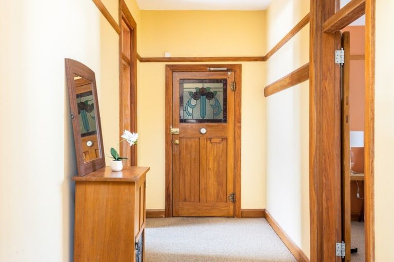 Photo of property in Devonport Apartments, 4/127 Saint Aubyn Street, New Plymouth, 4310