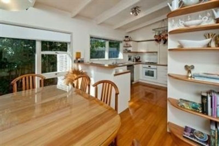 Photo of property in 42 Woodstock Road, Forrest Hill, Auckland, 0620