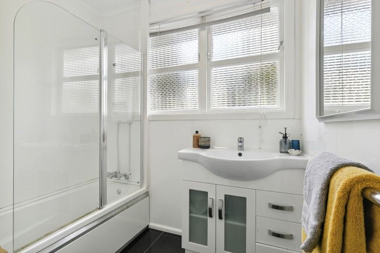 Photo of property in 13 Lomond Street, Newlands, Wellington, 6037