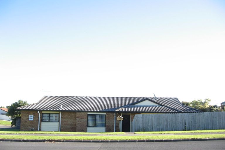 Photo of property in 1 Bernina Place, Weymouth, Auckland, 2103