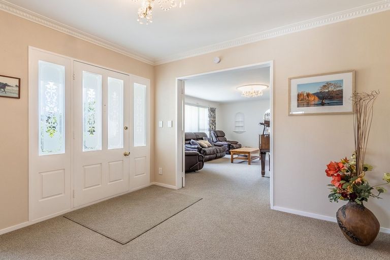 Photo of property in 10 Rosebank Grove, Waikanae, 5036