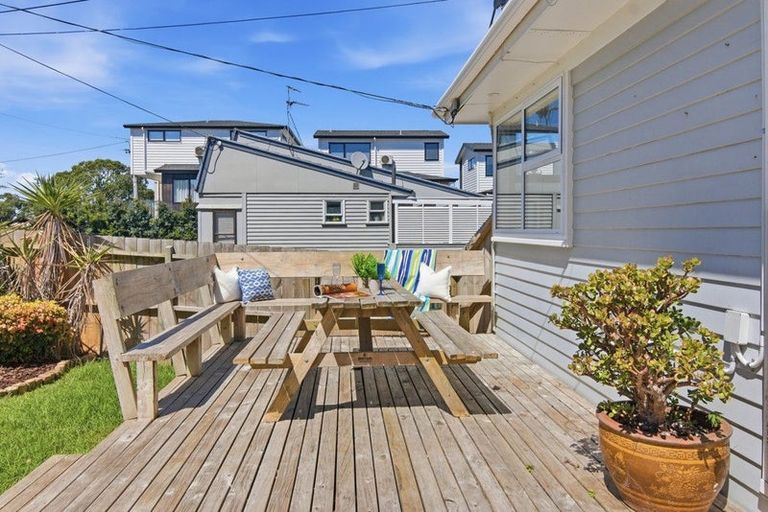 Photo of property in 1/862 East Coast Road, Northcross, Auckland, 0630