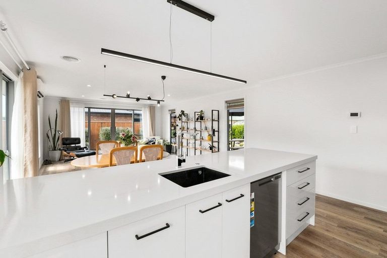 Photo of property in 6 Saint Vincent Way, Waikanae, 5036