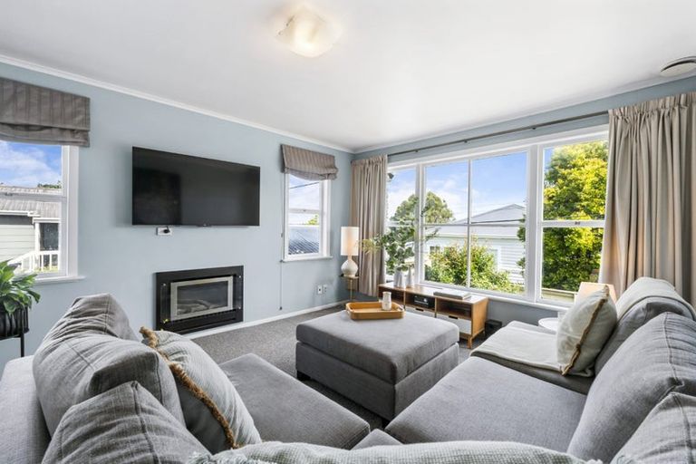 Photo of property in 1/62 Roberts Road, Glenfield, Auckland, 0629