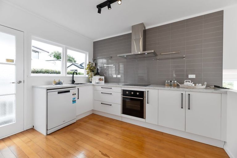 Photo of property in 8 Hauraki Crescent, Pinehill, Auckland, 0632