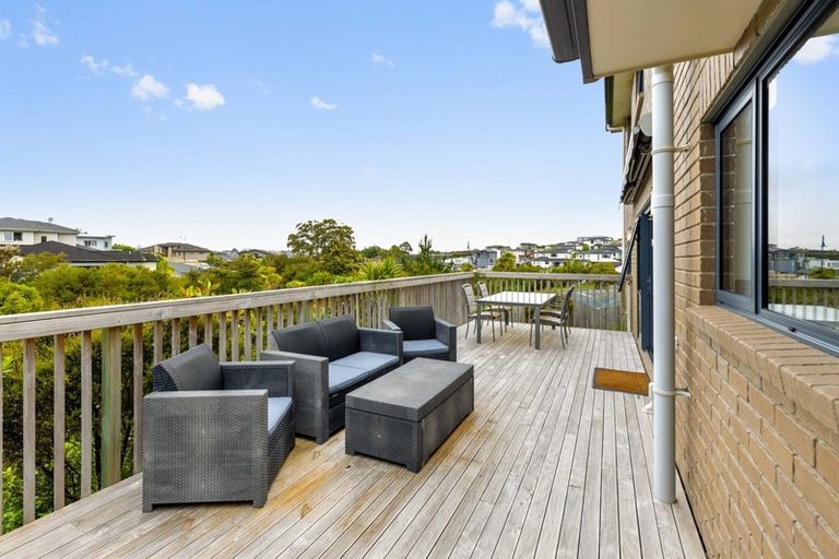 Photo of property in 3 Bintulu Place, Fairview Heights, Auckland, 0632