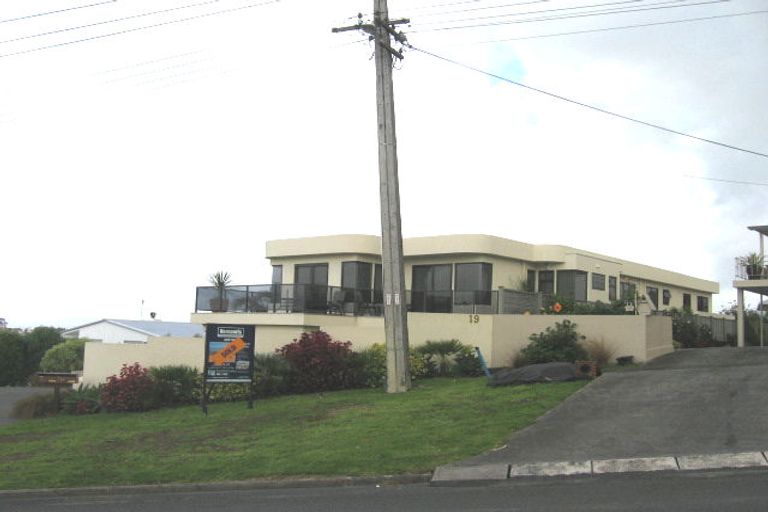 Photo of property in 19 Colonial Road, Chatswood, Auckland, 0626