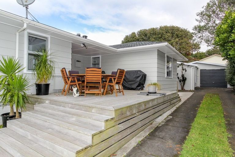 Photo of property in 83 Riversdale Drive, Merrilands, New Plymouth, 4312