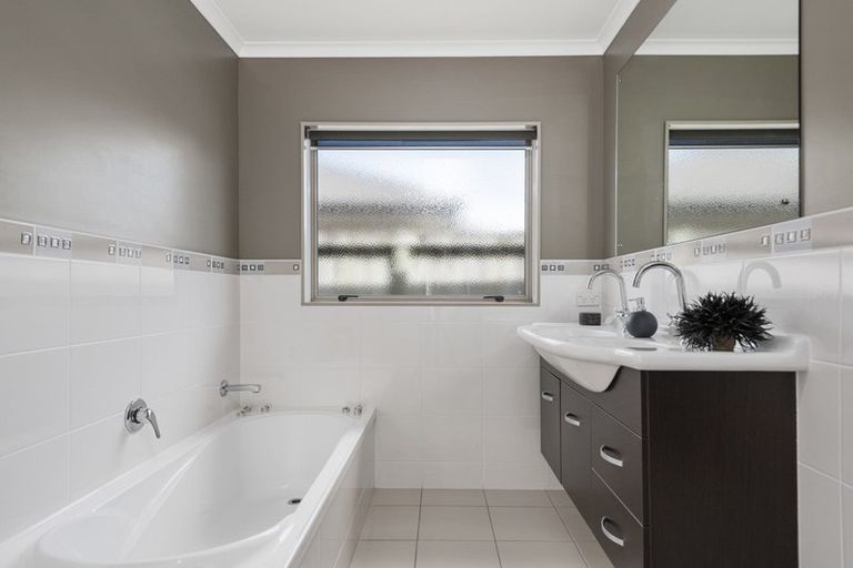 Photo of property in 32 Popata Close, Papamoa Beach, Papamoa, 3118