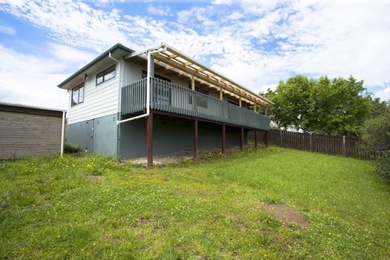 Photo of property in 33 Hobsonville Road, West Harbour, Auckland, 0618