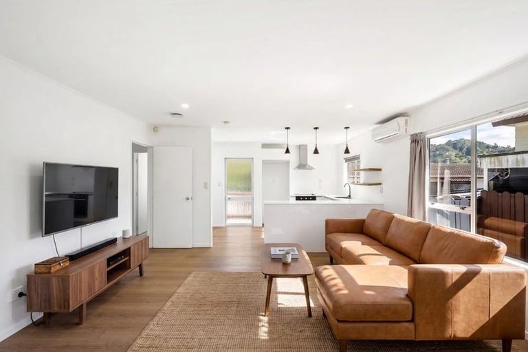 Photo of property in 2/8 Thistledew Place, Bayview, Auckland, 0629
