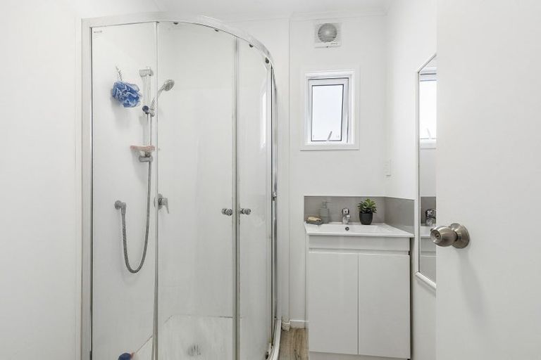 Photo of property in 2/102 Endeavour Street, Lyall Bay, Wellington, 6022