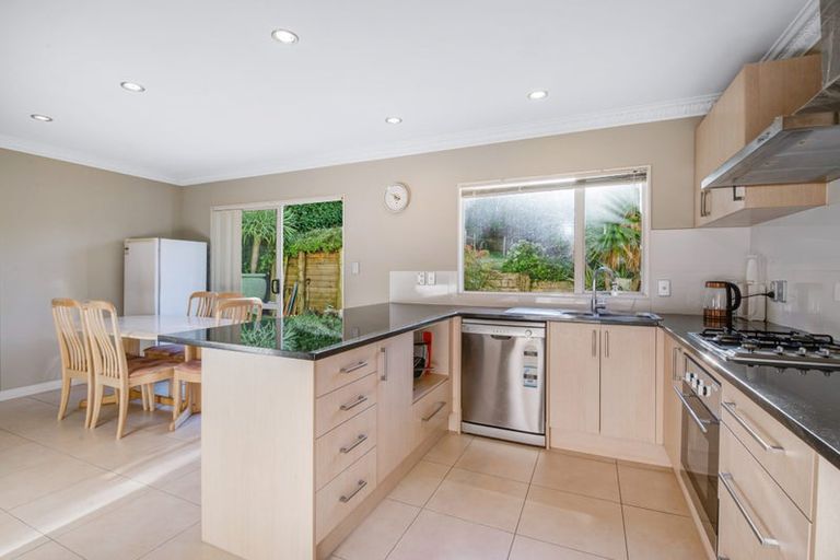 Photo of property in 31 Goldfinch Rise, Unsworth Heights, Auckland, 0632