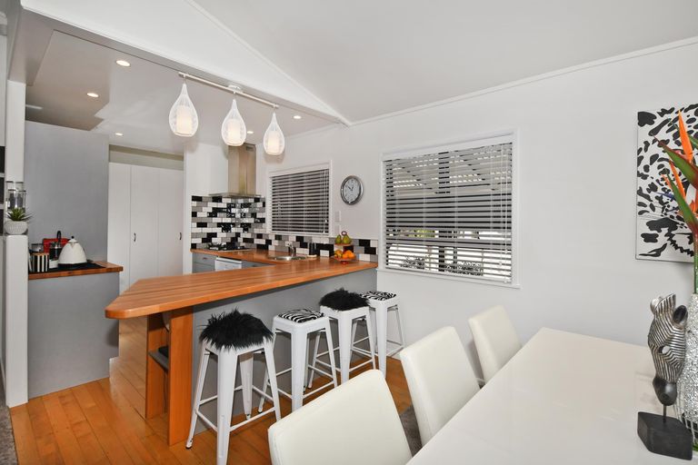 Photo of property in 10 Parkland Crescent, Terrace End, Palmerston North, 4410