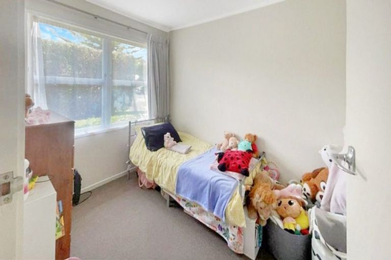 Photo of property in 17 Blanes Road, Weymouth, Auckland, 2103