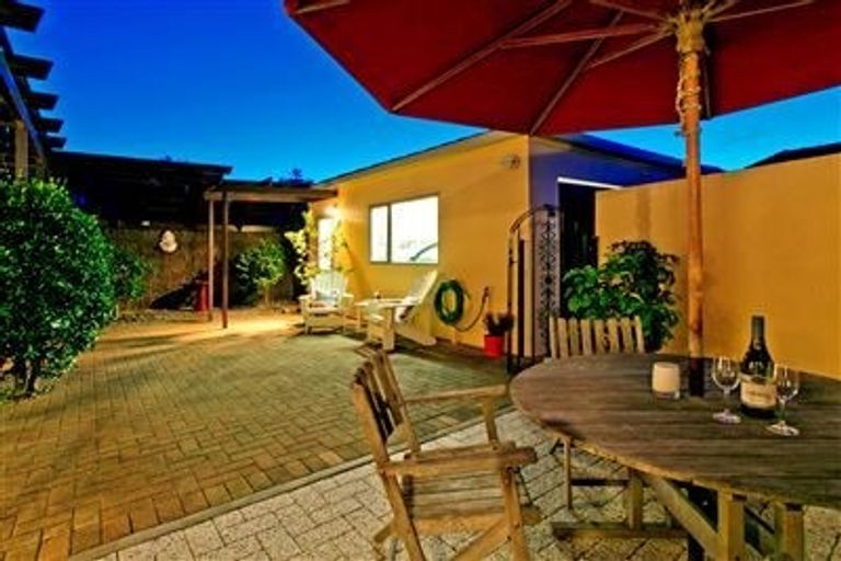 Photo of property in 2/24 Shakespeare Road, Milford, Auckland, 0620