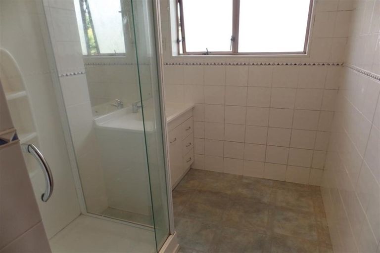 Photo of property in 2/15 Ballater Place, Highland Park, Auckland, 2010