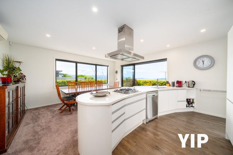 Photo of property in 14 Cromwell Point, Newlands, Wellington, 6037