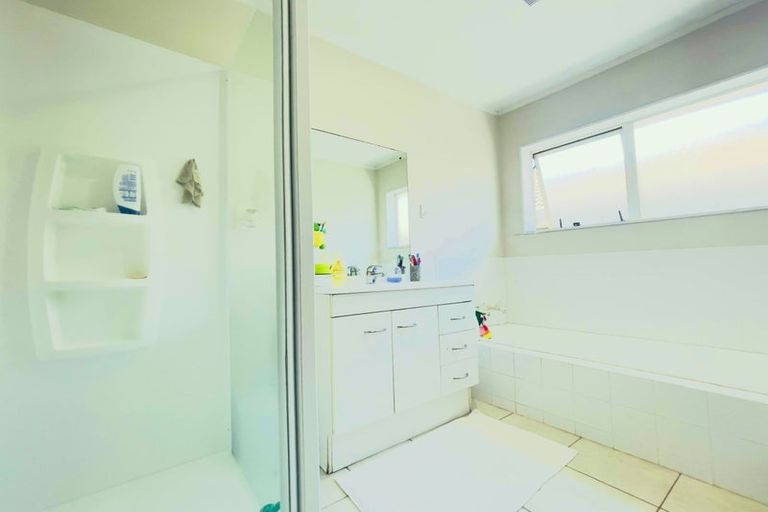 Photo of property in 1 Mellefont Close, East Tamaki Heights, Auckland, 2016