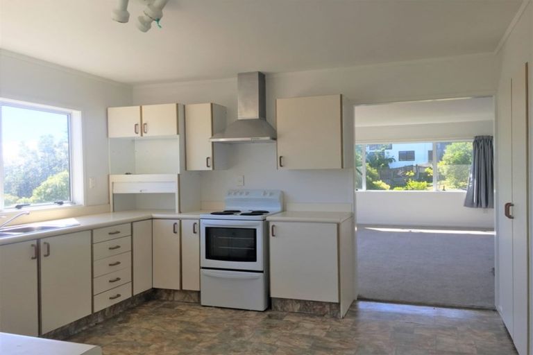 Photo of property in 303 Glenfield Road, Glenfield, Auckland, 0629