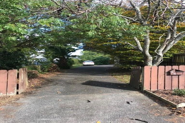 Photo of property in 2/4 Elizabeth Drive, West Harbour, Auckland, 0618