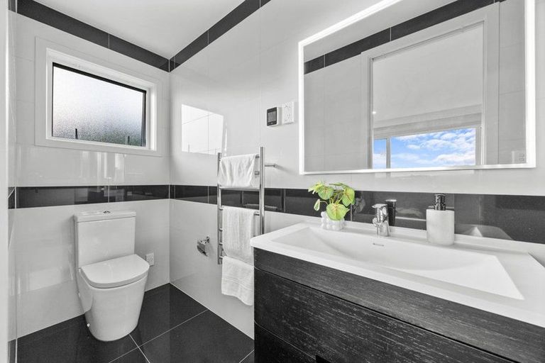 Photo of property in 4b Hilton Close, Fairview Heights, Auckland, 0632