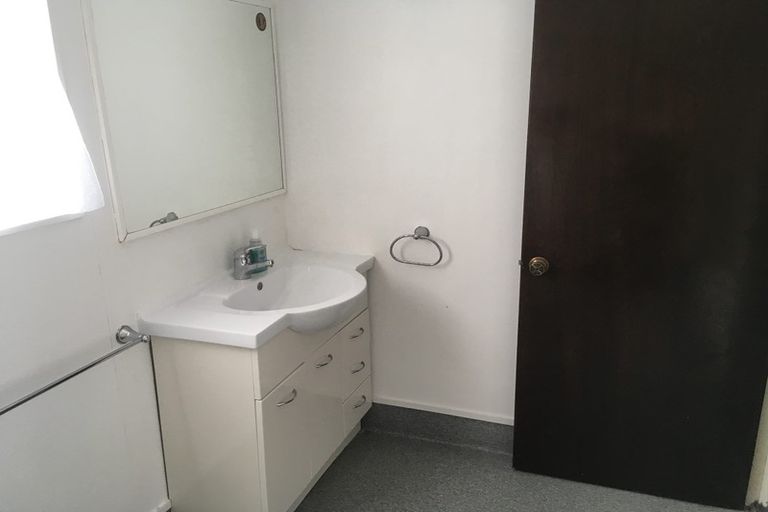 Photo of property in 1/20 Halldene Terrace, Red Beach, 0932