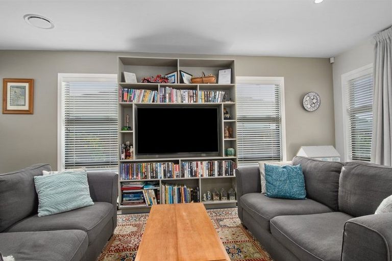 Photo of property in 16 Korako Drive, Kumeu, 0810