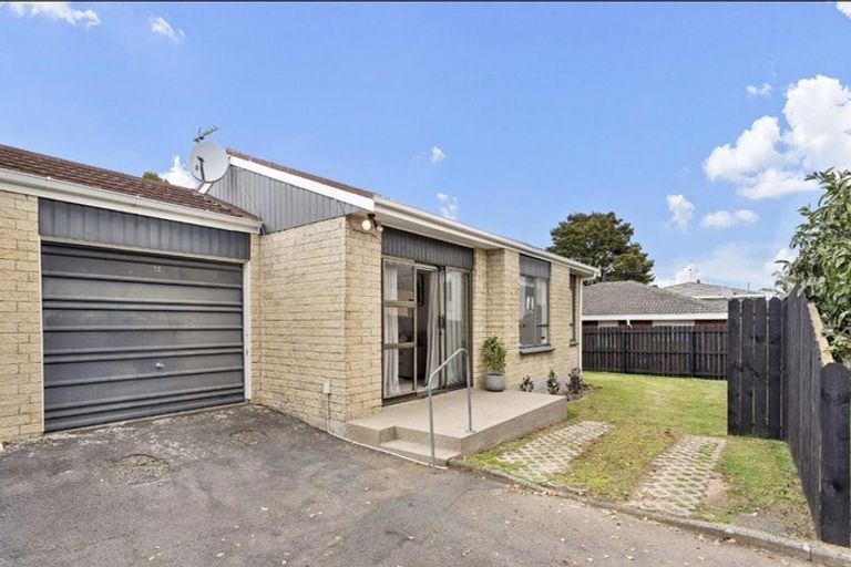 Photo of property in 2/36 Trentham Road, Papakura, 2110