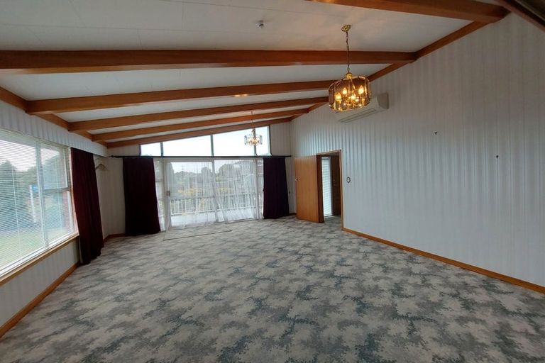 Photo of property in 2 Onslow Place, Merrilands, New Plymouth, 4312