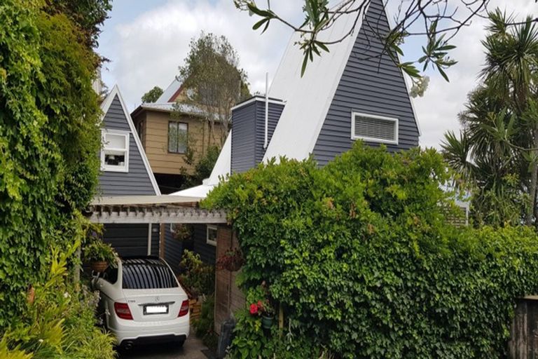 Photo of property in 2/31 Telstar Place, Beach Haven, Auckland, 0626